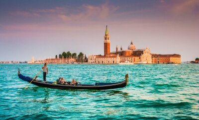 Gondel op turkoois water in Venetië