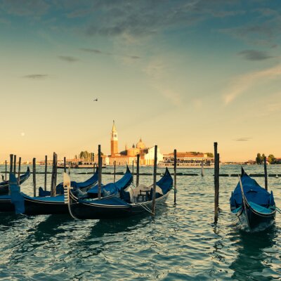 Gondels en een eiland in de buurt van Venetië