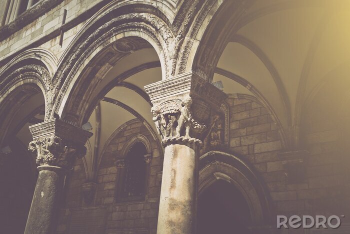 Fotobehang Gothic Stone Pillars in Retro Film Stijl