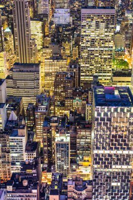 Gouden stadslandschap van New York City gebouwen en de lichten 's nachts
