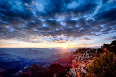 Fotobehang Grand Canyon en donkere wolken