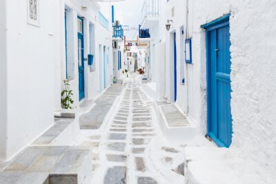 Fotobehang Griekse straat met witte huizen op Mykonos