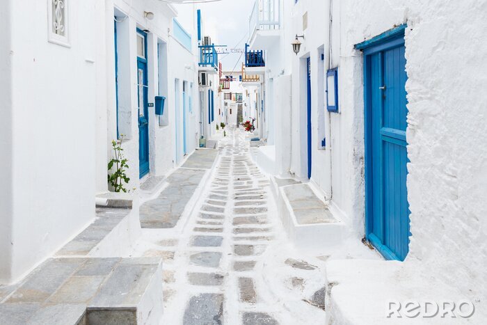Fotobehang Griekse straat met witte huizen op Mykonos