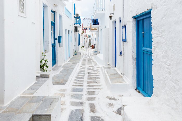 Fotobehang Griekse straat met witte huizen op Mykonos