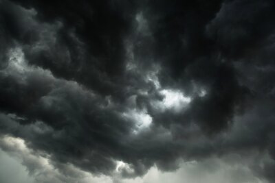 Fotobehang Grijze en zwarte wolken