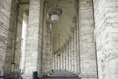 Fotobehang Grijze kolommen op het plein