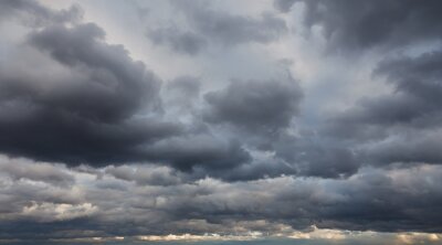 Fotobehang Grijze zwevende wolken