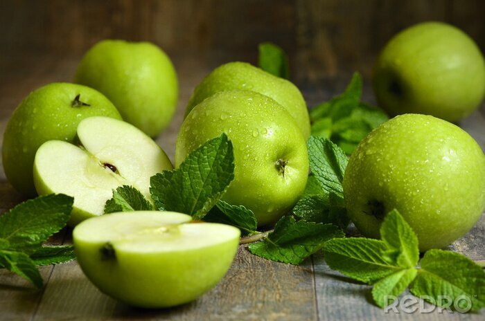 Fotobehang Groene appels met muntblaadjes.