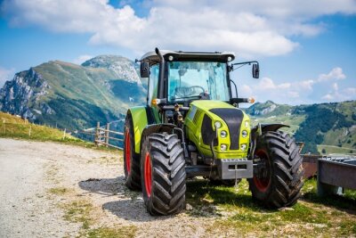 Fotobehang Groene tractor op landbouwbedrijf in het Italiaans Alpen