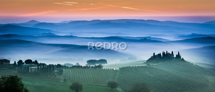 Fotobehang Groene velden en weiden bij zonsondergang in Toscane