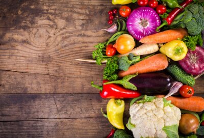 Fotobehang Groenten op donkere planken