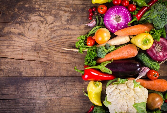 Fotobehang Groenten op donkere planken