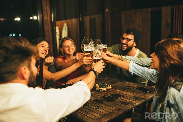 Fotobehang Groep vrienden die bier drinken