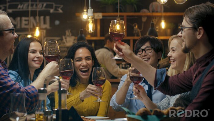 Fotobehang Groep vrienden die wijn drinken