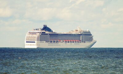 Fotobehang Groot cruiseschip in de zee.