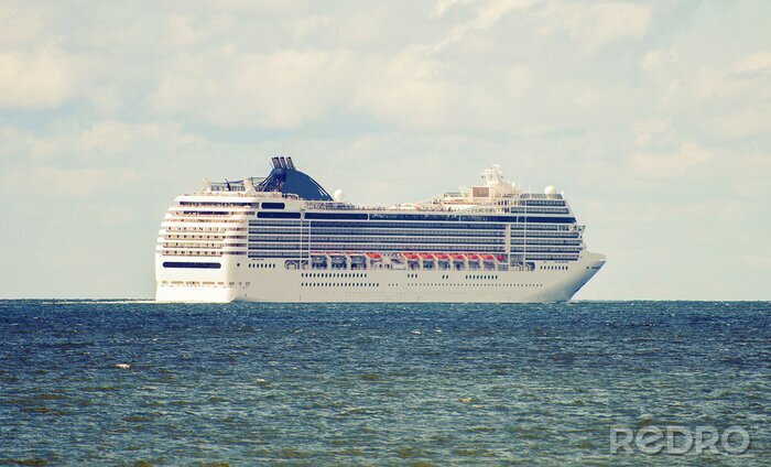 Fotobehang Groot cruiseschip in de zee.