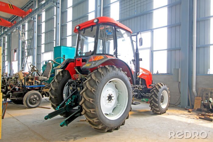 Fotobehang grote tractor in opslag workshop