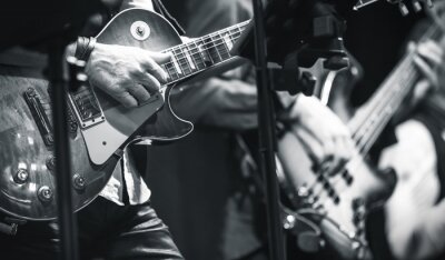 Guitar spelers op een podium