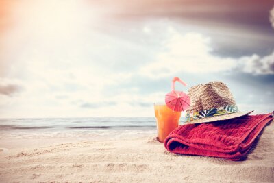 Handdoek en hoed op het strand