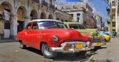 Fotobehang Havana straat met kleurrijke oude auto's in een ruwe