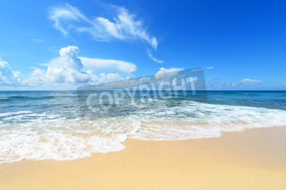 Fotobehang Heldere hemel boven het strand en de zee