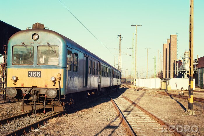 Fotobehang Hemelsblauwe trein in de zon