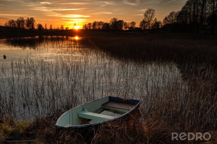 Fotobehang Herfst zonsondergang bij een meer in Östergötland, Zweden