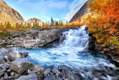 Fotobehang Herfstlandschap met een waterval