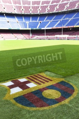Fotobehang Het clublogo van FC Barcelona op het voetbalveld.