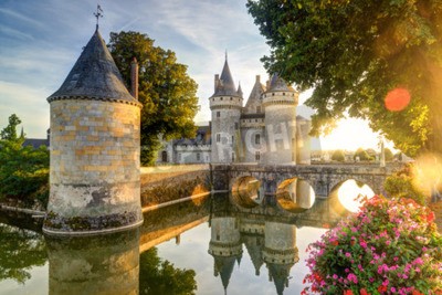 Fotobehang Het kasteel van Sully-sur-Loire in de zon met lens flare, Frankrijk. Dit kasteel is gelegen in de Loire-vallei, dateert uit de 14e eeuw en is een uitstekend voorbeeld van middeleeuwse vesting.