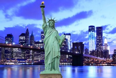 Het Vrijheidsbeeld op de achtergrond van de Brooklyn Bridge
