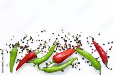 Fotobehang Hete pepers en peperkorrels op een witte achtergrond