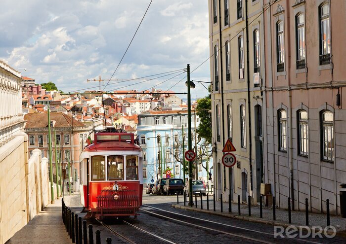 Fotobehang Historische klassieke rode tram van Lissabon