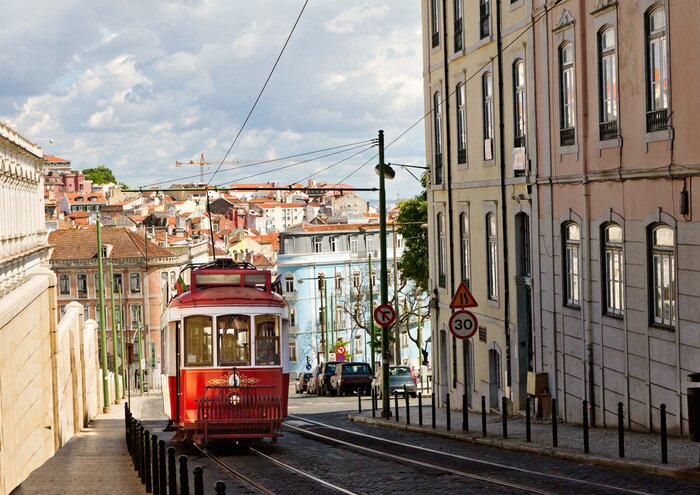 Fotobehang Historische klassieke rode tram van Lissabon