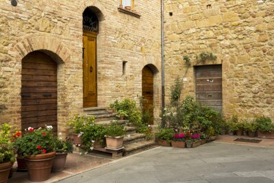 Hoek van de straat met oude vintage deuren in Toscane