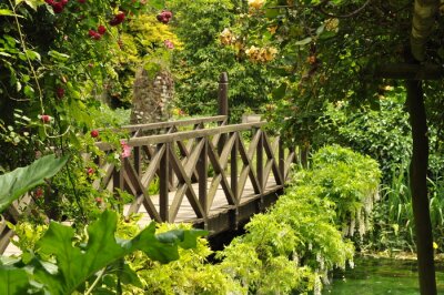 Houten brug in een weelderige tuin