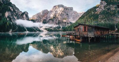 Fotobehang Houten huis aan het meer van Braies