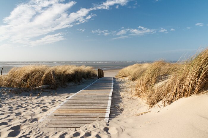Fotobehang Houten loopbrug naar het strand