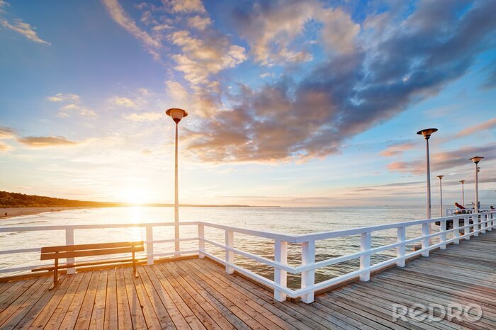 Fotobehang Houten pier aan de zonnige zee