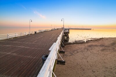 Fotobehang Houten pier bij zonsopgang