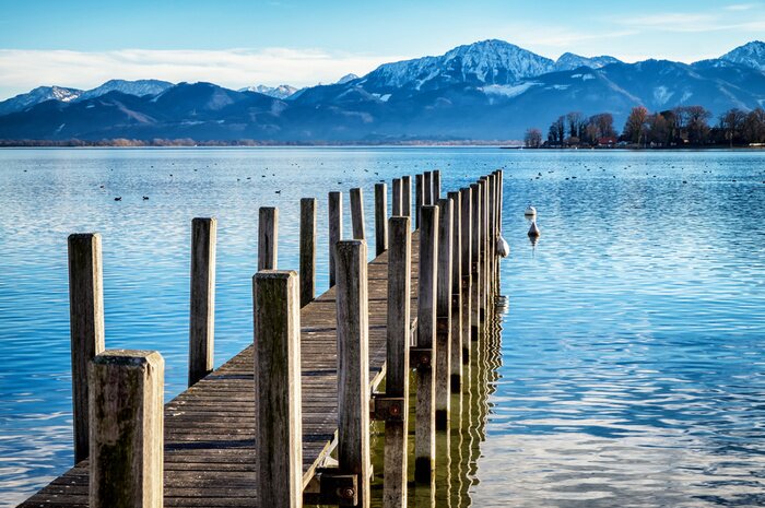 Fotobehang Houten pier op een blauw meer
