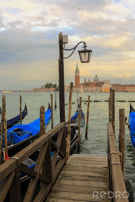 Fotobehang Houten pier op het Venetiaanse kanaal