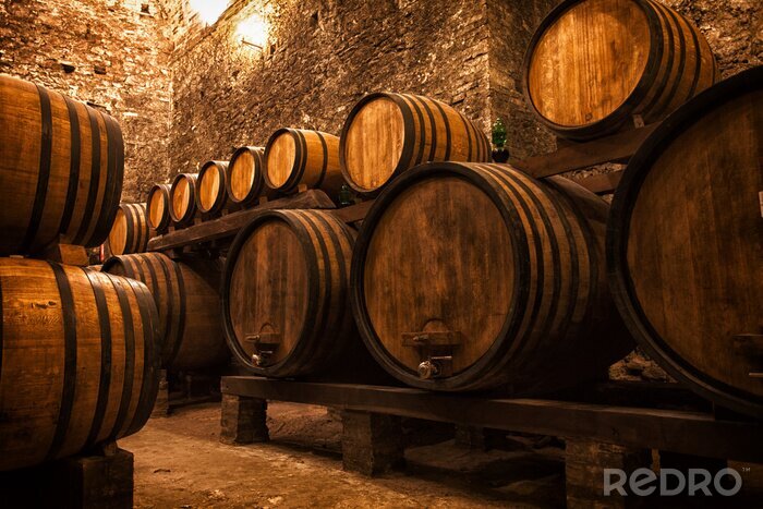 Fotobehang Houten wijnvaten in de kelder