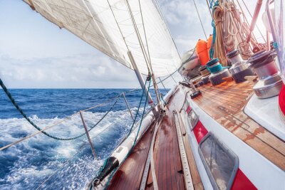 Fotobehang Houten zeilboot op de golven