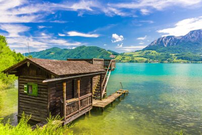Fotobehang Huisje aan het water en bergen