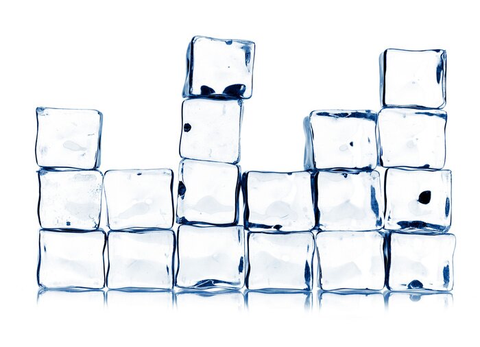 Fotobehang Ijsblokjes op een witte achtergrond