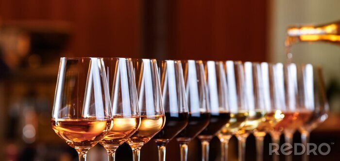Fotobehang Inschenken van wijn in glazen
