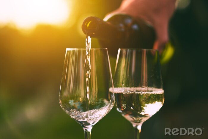 Fotobehang Inschenken van witte wijn