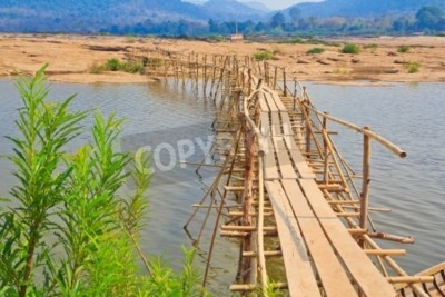 Fotobehang Instabiele bamboe brug