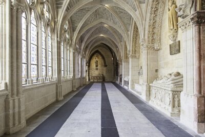 Fotobehang Interieur van de oude gotische kathedraal